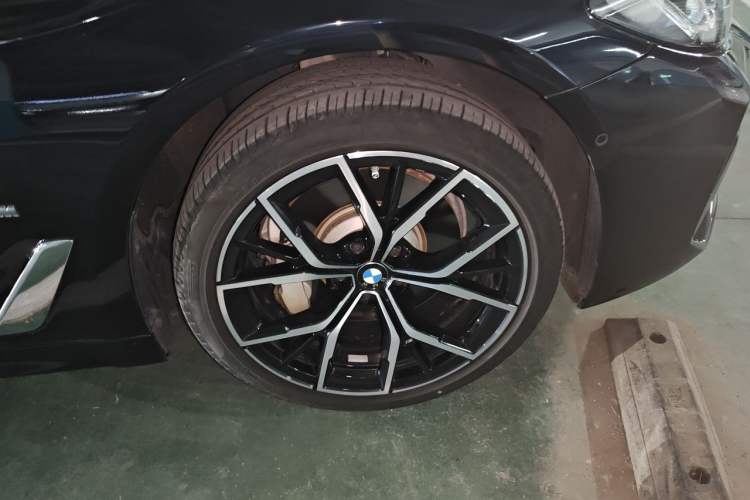 Used BMW 5 Series 2023 530Li Luxury Edition M Sport Package Right Front Wheel Hub