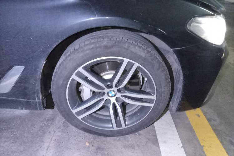 Used BMW 5 Series 2023 530Li Leading Edition Luxury Package Right Front Wheel Hub