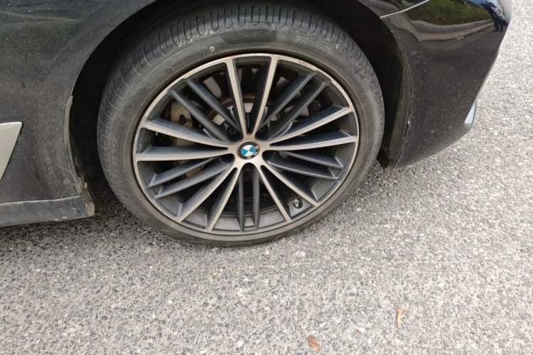 Used BMW 5 Series 2023 530Li Leading Model M Sport Package Right Front Wheel Hub
