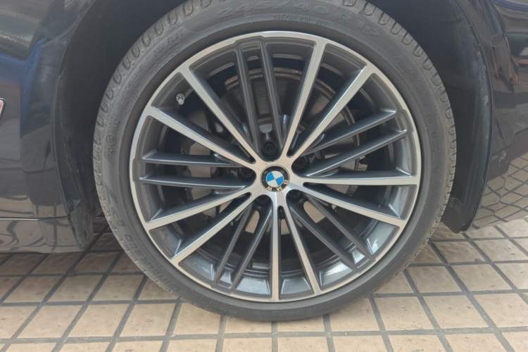 Used BMW 5 Series 2023 530Li Leading Model M Sport Package Right Front Wheel Hub