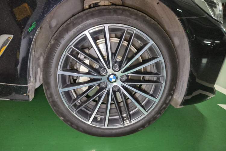 Used BMW 5 Series 2023 Restyled 530Li Leading Edition M Sport Package Right Front Wheel Hub
