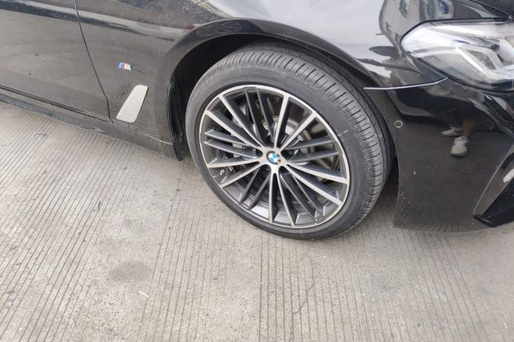 Used BMW 5 Series 2023 530Li Leading Model M Sport Package Right Front Wheel Hub