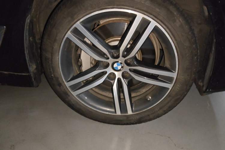 Used BMW 5 Series 2023 530Li Leading Edition Luxury Package Right Front Wheel Hub