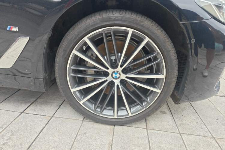 Used BMW 5 Series 2023 530Li Leading Model M Sport Package Right Front Wheel Hub