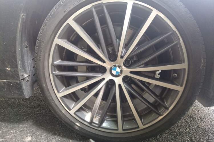 Used BMW 5 Series 2023 530Li Leading Model M Sport Package Right Front Wheel Hub