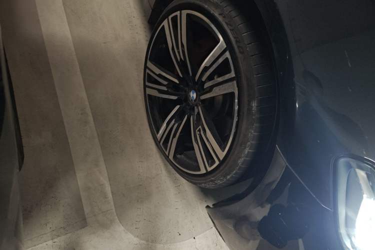 Used BMW 5 Series 2023 530Li Leading Edition Luxury Package Right Front Wheel Hub
