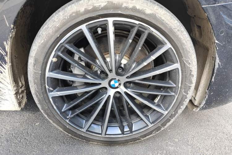 Used BMW 5 Series 2023 Restyled 530Li Leading Edition M Sport Package Right Front Wheel Hub