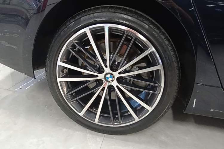 Used BMW 5 Series 2023 530Li Leading Model M Sport Package Right Rear Wheel Hub