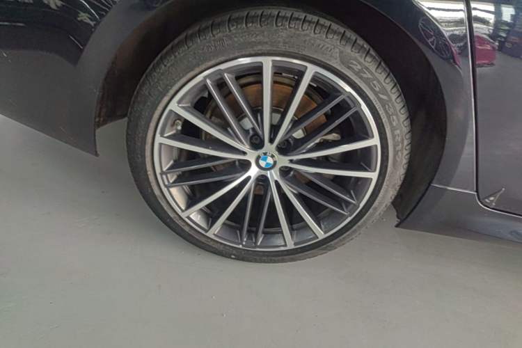 Used BMW 5 Series 2023 Restyled 530Li Leading Edition M Sport Package Right Rear Wheel Hub
