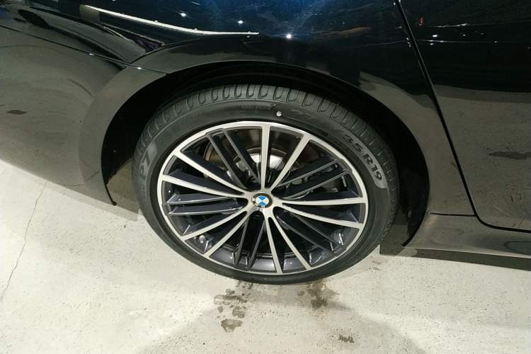 Used BMW 5 Series 2023 530Li Leading Model M Sport Package Right Rear Wheel Hub