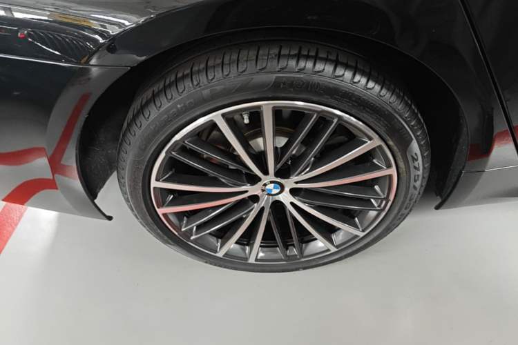 Used BMW 5 Series 2023 Restyled 530Li Leading Edition M Sport Package Right Rear Wheel Hub