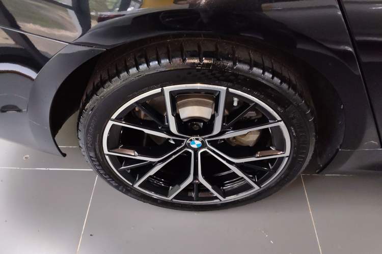 Used BMW 5 Series 2023 Restyled 530Li Luxury Edition M Sport Package Right Rear Wheel Hub