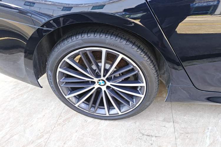 Used BMW 5 Series 2023 530Li Leading Model M Sport Package Right Rear Wheel Hub