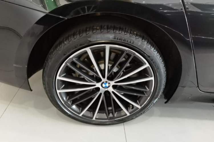 Used BMW 5 Series 2023 530Li Leading Model M Sport Package Right Rear Wheel Hub
