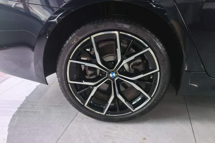 Used BMW 5 Series 2023 530Li Luxury Edition M Sport Package Right Rear Wheel Hub