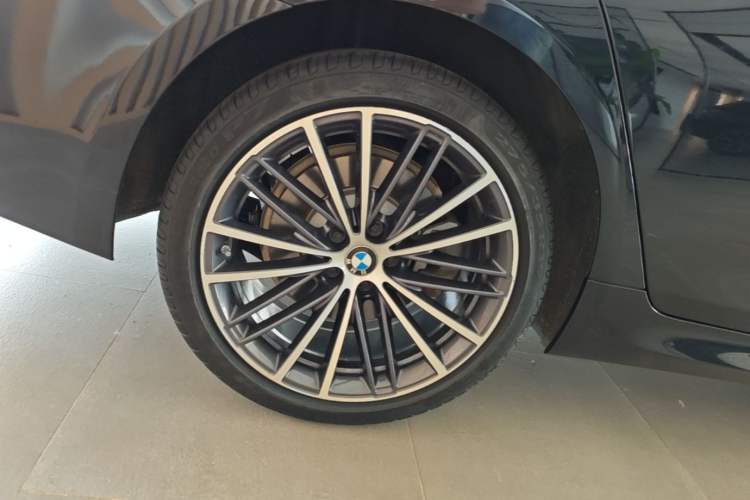 Used BMW 5 Series 2023 Restyled 530Li Leading Edition M Sport Package Right Rear Wheel Hub