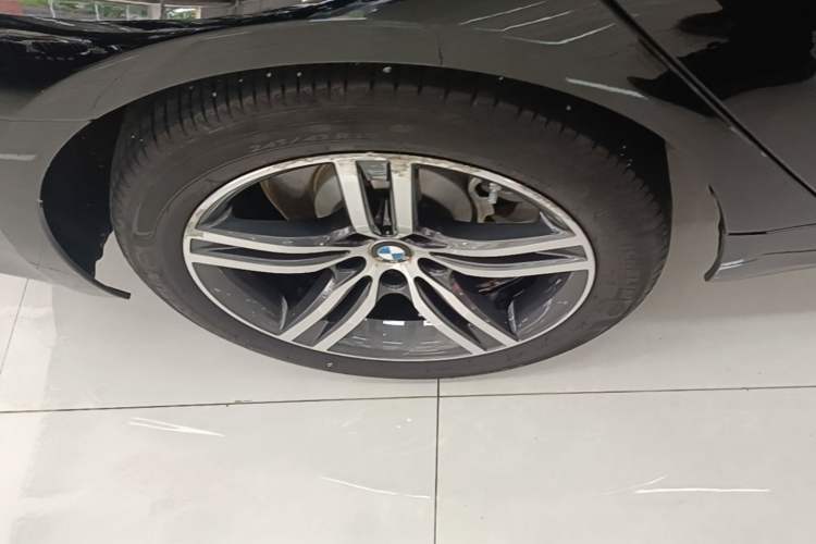 Used BMW 5 Series 2023 530Li Leading Edition Luxury Package Right Rear Wheel Hub