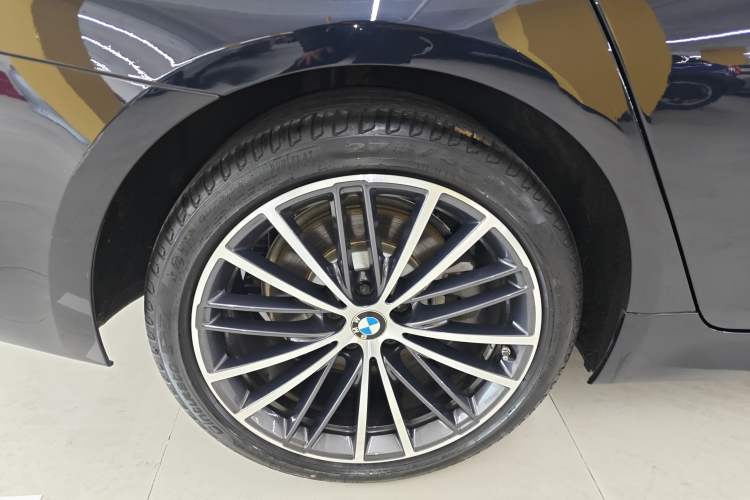 Used BMW 5 Series 2023 530Li Leading Model M Sport Package Right Rear Wheel Hub