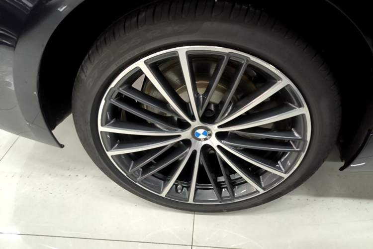 Used BMW 5 Series 2023 530Li Leading Model M Sport Package Right Rear Wheel Hub