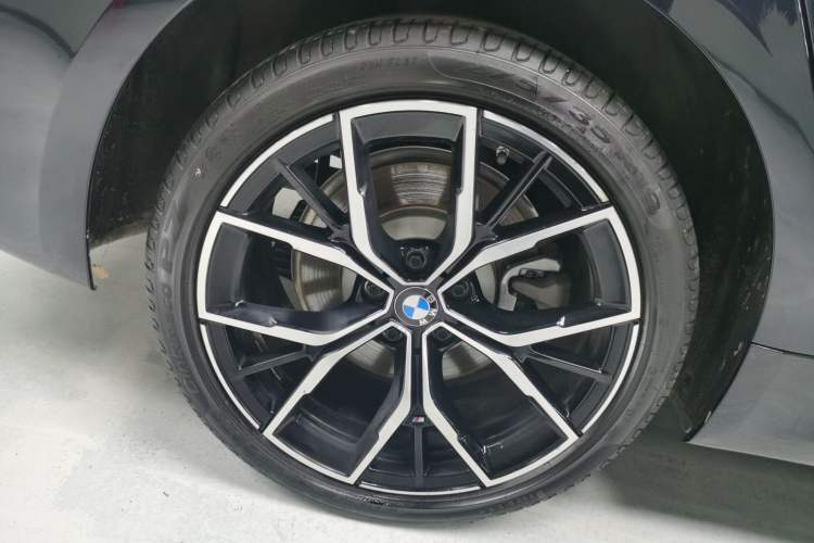 Used BMW 5 Series 2023 530Li Luxury Edition M Sport Package Right Rear Wheel Hub