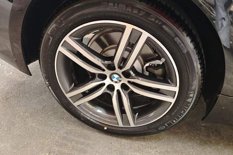 Used BMW 5 Series 2023 530Li Leading Edition Luxury Package Right Rear Wheel Hub