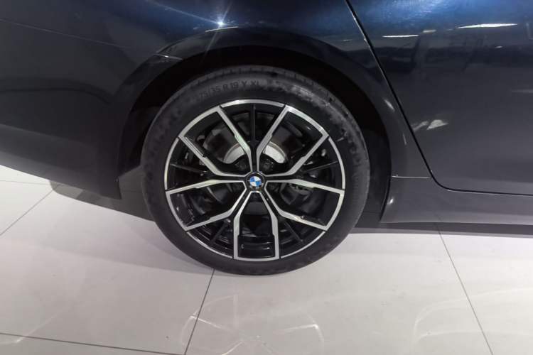 Used BMW 5 Series 2023 530Li Leading Edition Luxury Package Right Rear Wheel Hub