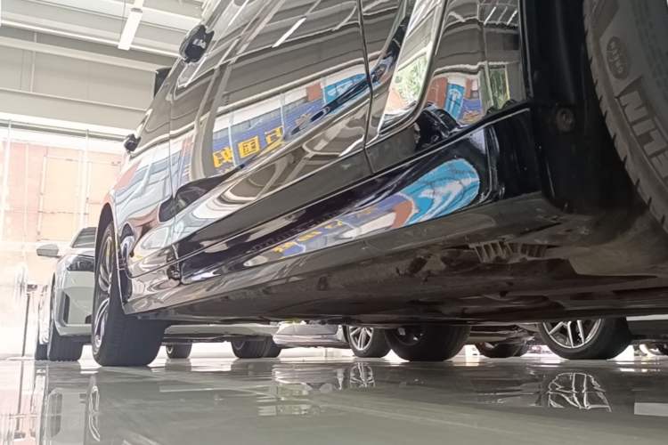 Used BMW 5 Series 2023 530Li Leading Edition Luxury Package Right Side Sill