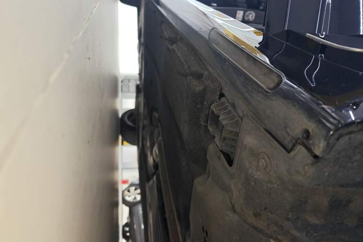 Used BMW 5 Series 2023 530Li Leading Model M Sport Package Right Side Sill