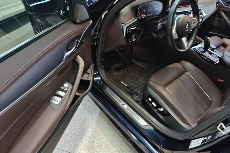 Used BMW 5 Series 2023 530Li Luxury Edition M Sport Package Driver Seat