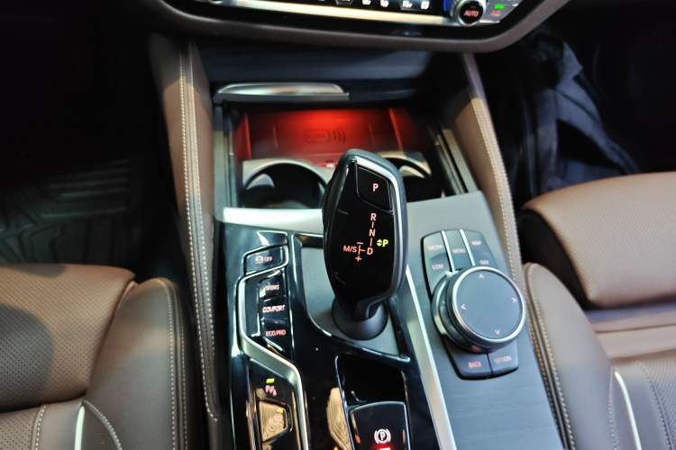 Used BMW 5 Series 2023 530Li Luxury Edition M Sport Package Gear Lever