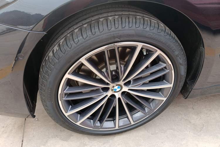 Used BMW 5 Series 2023 530Li Leading Model M Sport Package Left Front Wheel Hub