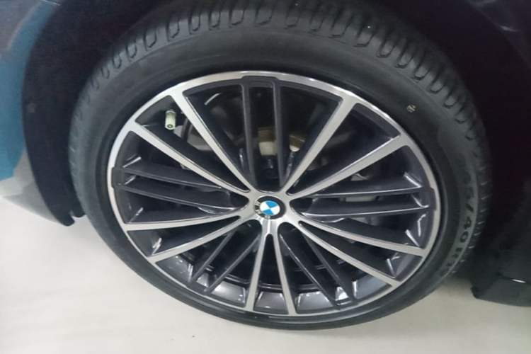 Used BMW 5 Series 2023 530Li Leading Model M Sport Package Left Front Wheel Hub