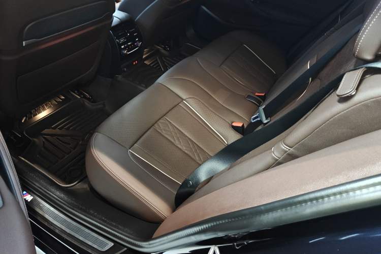 Used BMW 5 Series 2023 530Li Luxury Edition M Sport Package Left Rear Seat