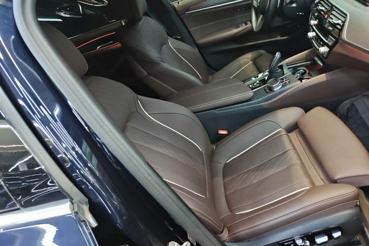 Used BMW 5 Series 2023 530Li Luxury Edition M Sport Package Right Front Seat