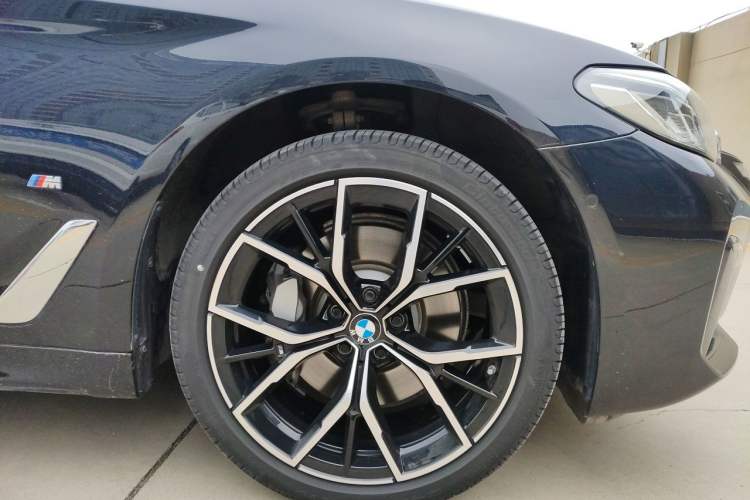 Used BMW 5 Series 2023 530Li Luxury Edition Premium Package Right Front Wheel Hub