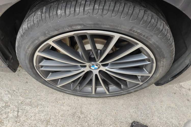 Used BMW 5 Series 2023 530Li Leading Model M Sport Package Right Front Wheel Hub