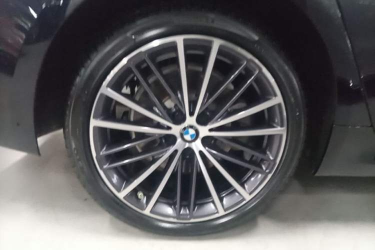 Used BMW 5 Series 2023 530Li Leading Model M Sport Package Right Rear Wheel Hub