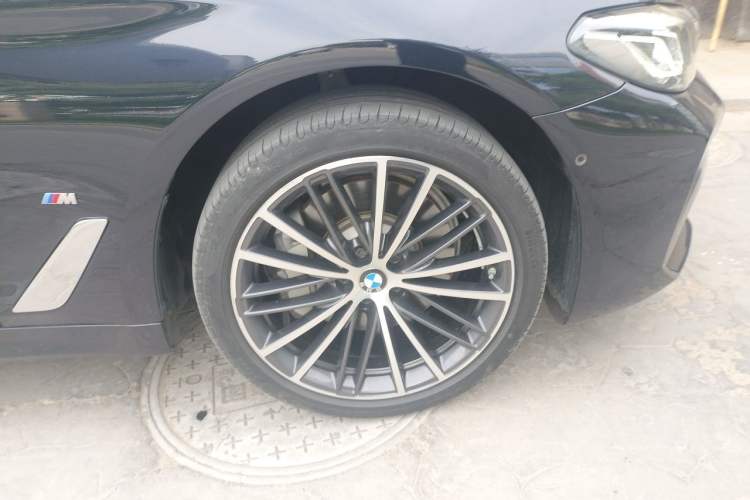 Used BMW 5 Series 2023 530Li Leading Model M Sport Package Right Front Wheel Hub