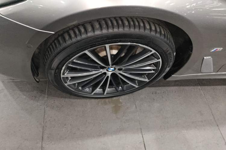 Used BMW 5 Series 2023 530Li Leading Model M Sport Package Left Front Wheel Hub