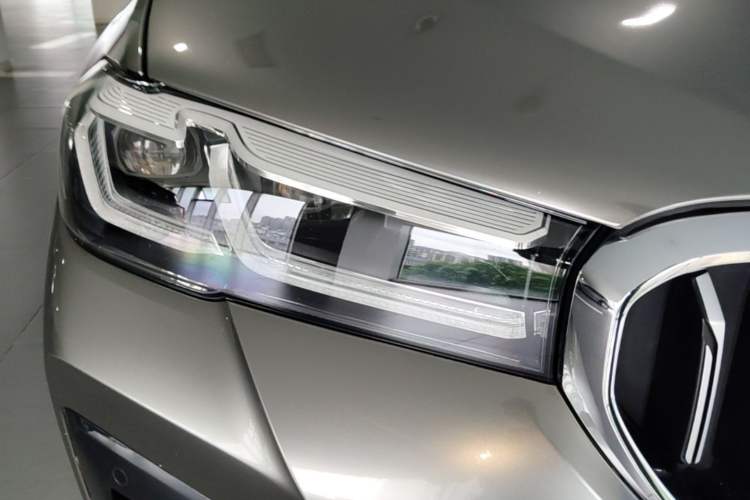 Used BMW 5 Series 2023 530Li Luxury Edition M Sport Package Right Front Headlight