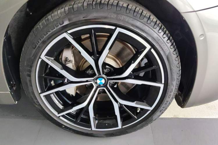 Used BMW 5 Series 2023 530Li Luxury Edition M Sport Package Right Front Wheel Hub