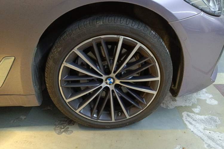 Used BMW 5 Series 2023 530Li Leading Model M Sport Package Right Front Wheel Hub