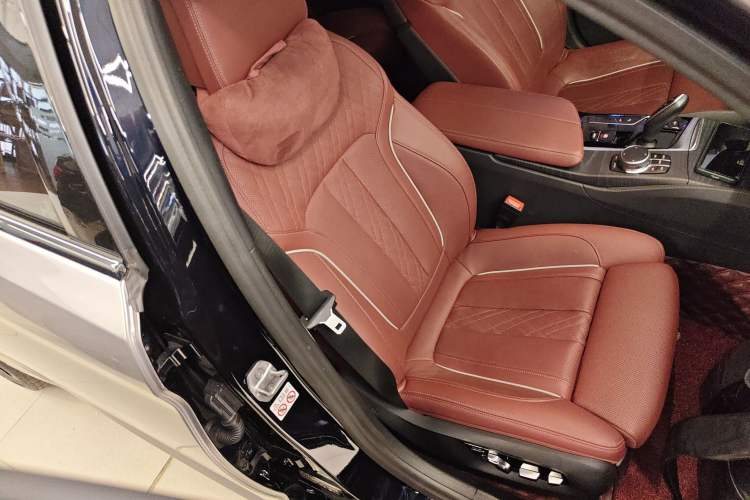 Used BMW 5 Series 2023 530Li Luxury Edition M Sport Package Right Front Seat
