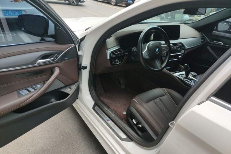 Used BMW 5 Series 2023 530Li Leading Model M Sport Package Driver Seat