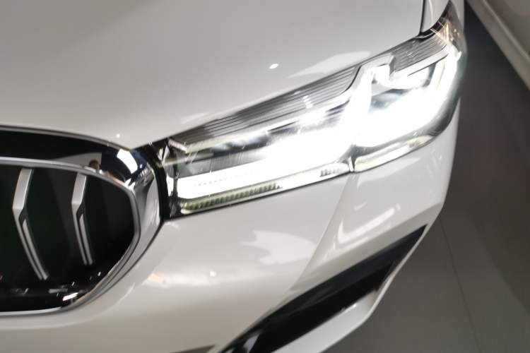 Used BMW 5 Series 2023 530Li Luxury Edition M Sport Package Left Front Headlight