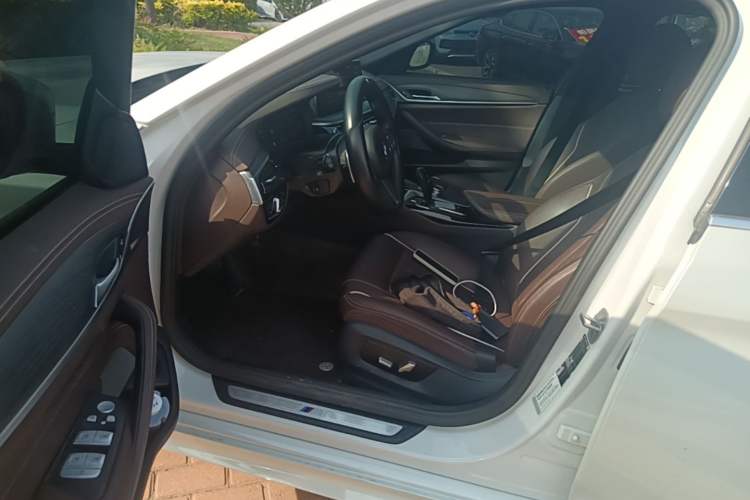 Used BMW 5 Series 2023 530Li Leading Model M Sport Package Left Front Seat