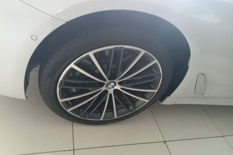 Used BMW 5 Series 2023 530Li Leading Model M Sport Package Left Front Wheel Hub