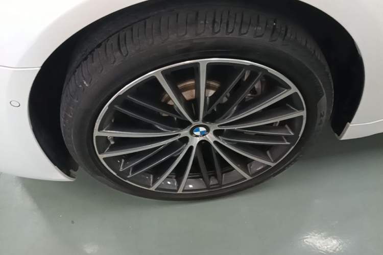 Used BMW 5 Series 2023 530Li Leading Model M Sport Package Left Front Wheel Hub