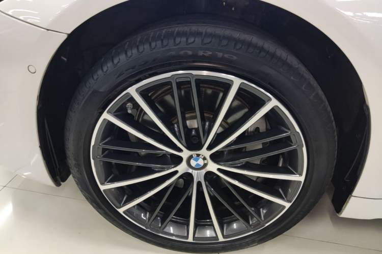 Used BMW 5 Series 2023 530Li Leading Model M Sport Package Left Front Wheel Hub