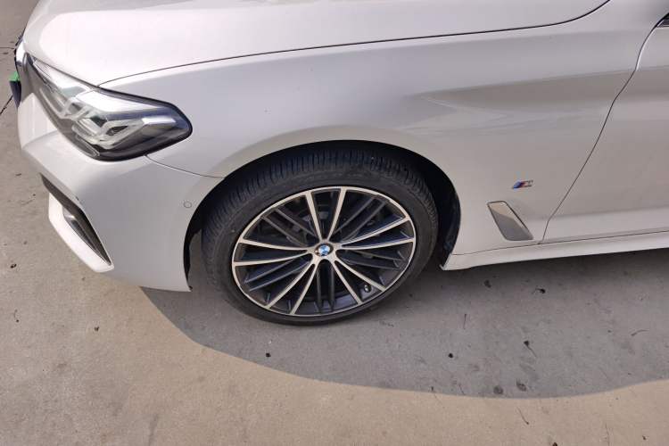 Used BMW 5 Series 2023 Restyled 530Li Leading Edition M Sport Package Left Front Wheel Hub